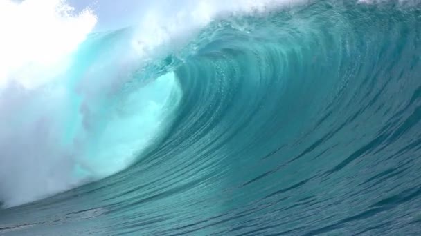SLOW MOTION CLOSE UP: Big Teahopoo wave breaking and splashing - Footage, Video