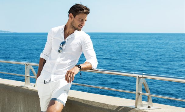 Handsome man wearing white clothes - Foto, afbeelding