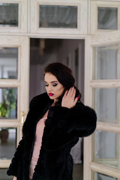 Krásná dívka model v černém kabátě - Fotografie, Obrázek