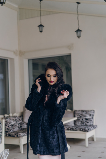 Elegant model in black coat - Fotoğraf, Görsel
