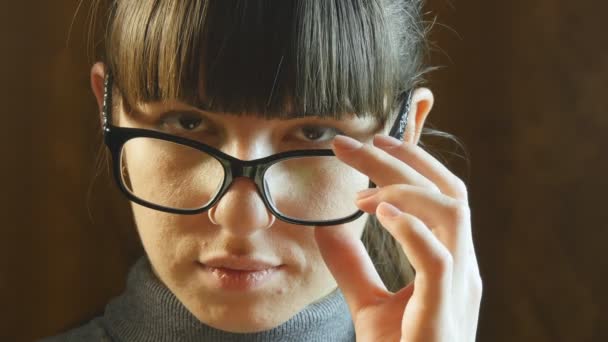 Porträt junge ernste Frau mit Brille. - Filmmaterial, Video