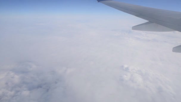 Uçak kanadı ve Wihte bulutlar - Video, Çekim