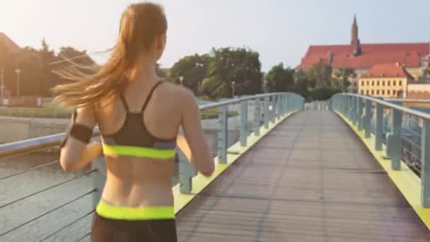 Runner woman running in city - Materiał filmowy, wideo