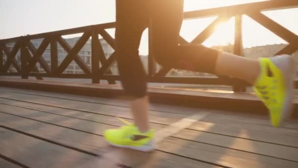 Futó nő lábát futtatása - Felvétel, videó