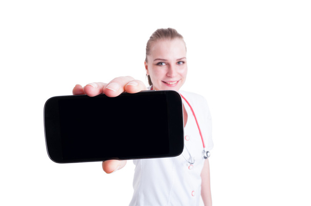 Doktor veya doktor kadın siyah ekran ile cep telefonu gösteren - Fotoğraf, Görsel