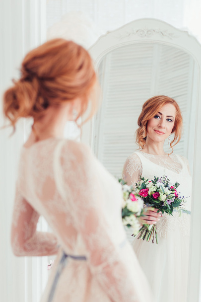 鏡で見ている赤毛の美しい花嫁の肖像画。結婚式 M - 写真・画像