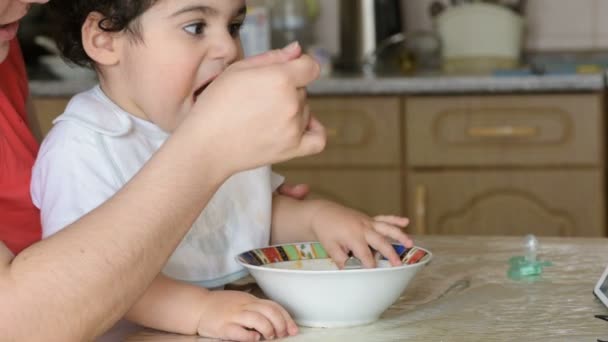 Child Takes Food - Záběry, video