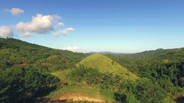 Drone vzlétne a letí k vodopádu přes tropický les. Letecká střela - Záběry, video