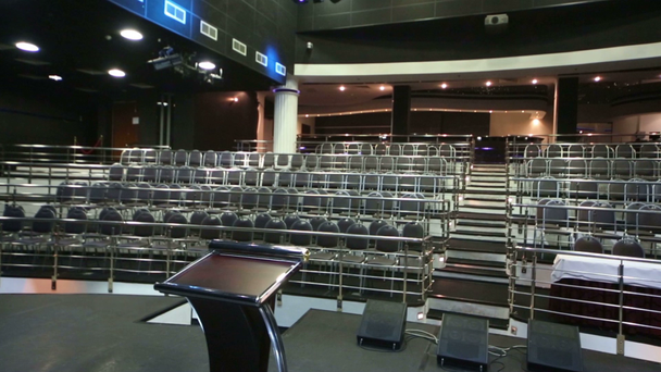 palco illuminato e auditorium con posti a sedere
 - Filmati, video