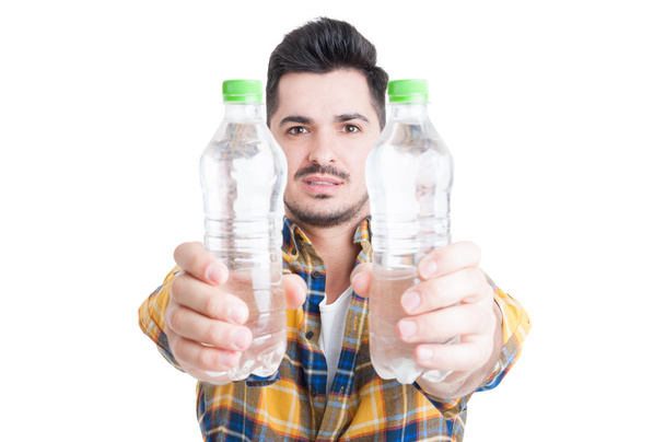 Idratazione e stile di vita sano concetto con due bottiglie di wate
 - Foto, immagini