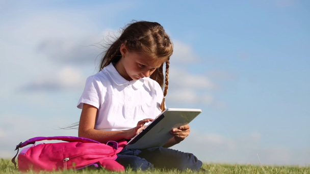 Little girl with tablet pc - Materiaali, video