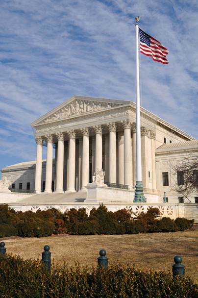 μας ανώτατο δικαστήριο κτίριο με Ηνωμένες Πολιτείες σημαία - Φωτογραφία, εικόνα