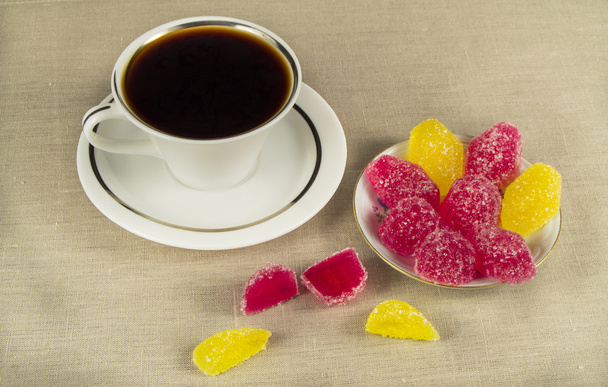 Kopje koffie met een zoete kleurrijke jelly snoepjes - Foto, afbeelding