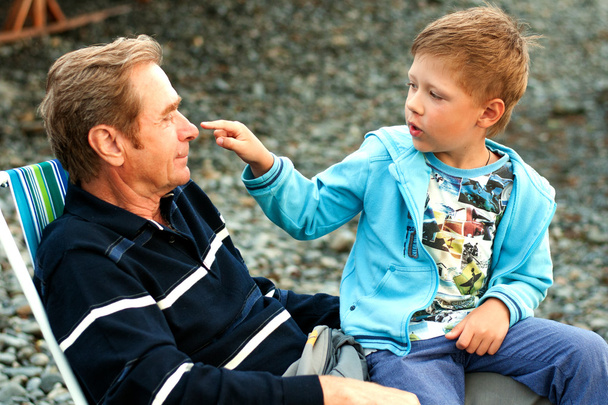 Großvater mit dem Enkel am Strand - Foto, Bild