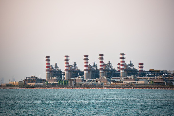 Vista de la gran refinería de petróleo
 - Foto, imagen