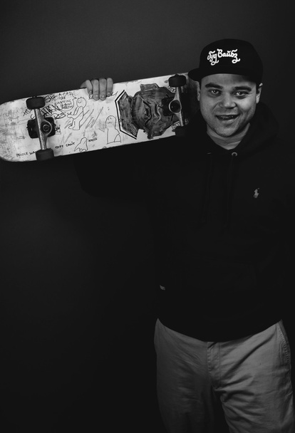 Young man with skateboard - Фото, зображення