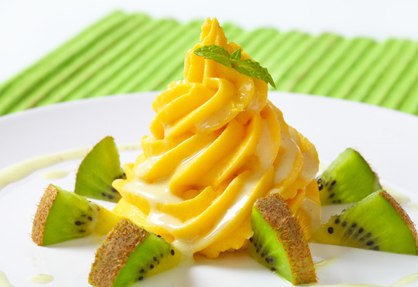 crème glacée caillée aux fruits
 - Photo, image