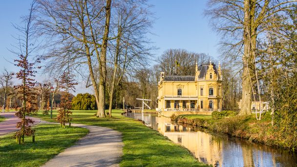 Velha mansão Nienoord e parque em Leek Holanda
 - Foto, Imagem