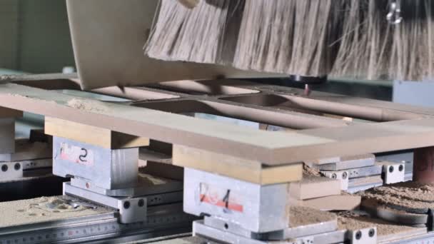 Moagem automática máquina de corte de madeira. broca ranhuras moinho, superfícies curvas e perfurar todos os furos necessários para os pedaços de madeira
 - Filmagem, Vídeo