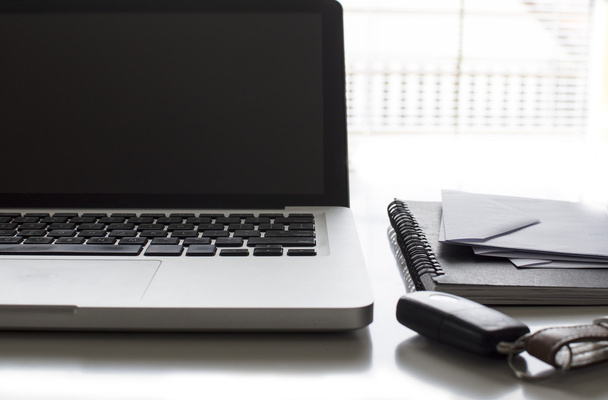 Werkruimte met laptop, nota's, enz - Foto, afbeelding
