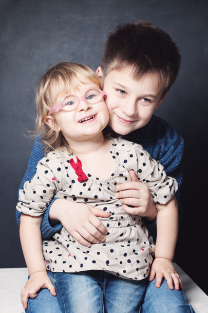 Hermanita y hermano sonriendo
 - Foto, imagen