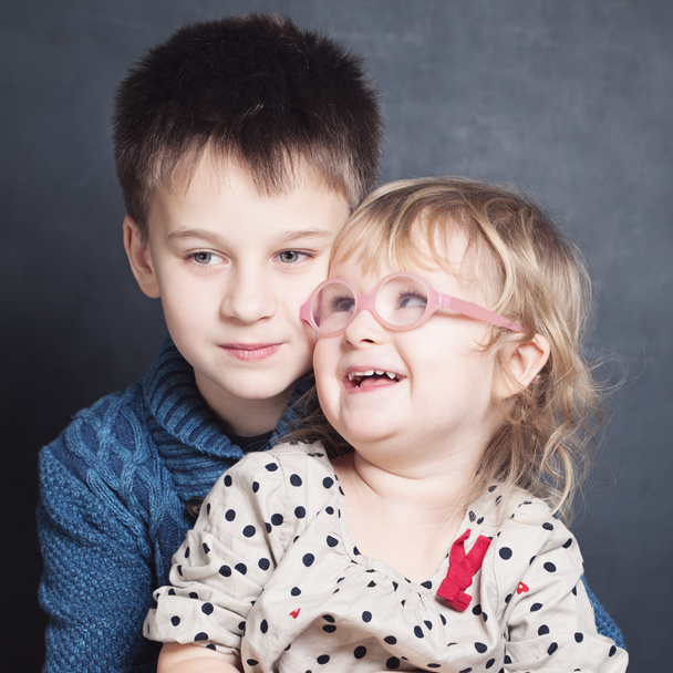 Rakastava lapset sisarus halaus
 - Valokuva, kuva