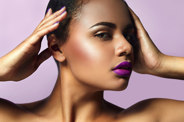 Mulatto with purple lipstick. - Foto, Imagem