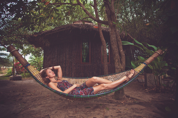 Woman in a hammock - Foto, afbeelding