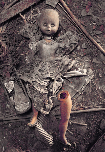 Diabólica boneca deitada no chão
 - Foto, Imagem