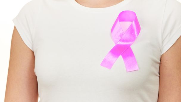 κορδέλα ροζ καρκίνο στο στήθος της γυναίκας - Φωτογραφία, εικόνα