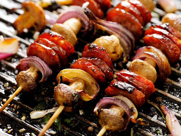 Гриль Шашлики з ковбасою, грибами та цибулею
 - Фото, зображення