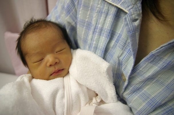 Japanilainen vastasyntynyt vauva poika hallussa hänen äitinsä (0-vuotias
) - Valokuva, kuva