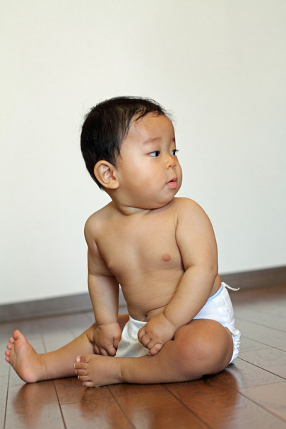 Japoński chłopiec siedzi na podłodze (0-letni) - Zdjęcie, obraz