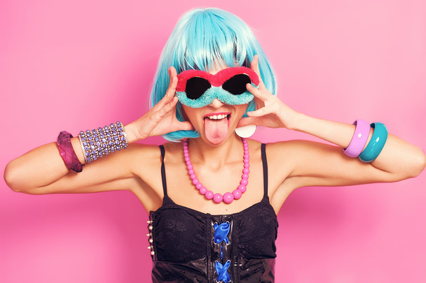 Pop girl wearing weird sunglasses and blue wig - Foto, afbeelding