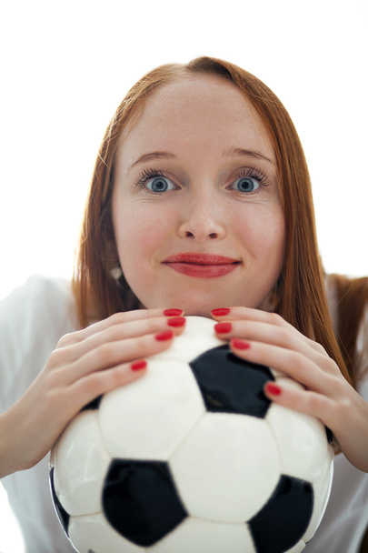 Atractiva chica rubia sosteniendo una pelota de fútbol aislado
 - Foto, imagen