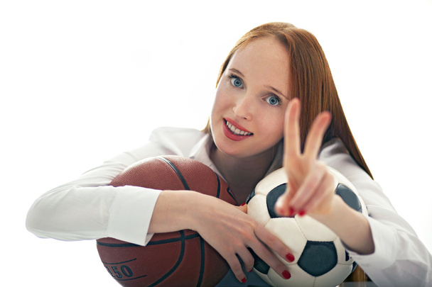 Fille attrayante tenant des ballons de football et de basket
 - Photo, image