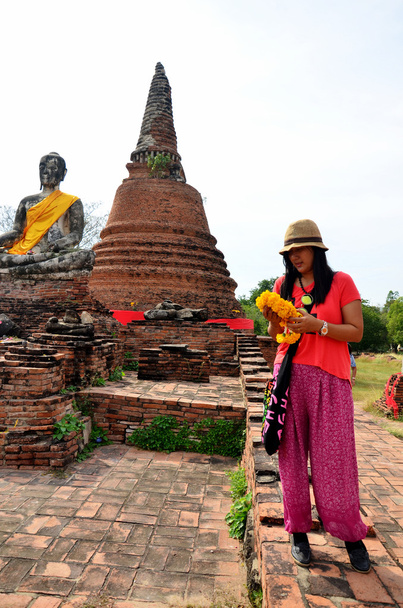 Les gens prient avec la statue de Bouddha à Wat Worachet Tharam
 - Photo, image