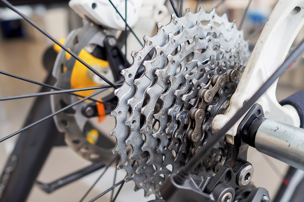 Primer plano de un mecanismo de engranajes de bicicleta y cadena en la rueda trasera de la bicicleta de montaña. - Foto, Imagen