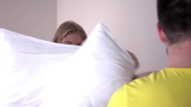 Pillow fight, slowmotion, closeup - Materiał filmowy, wideo