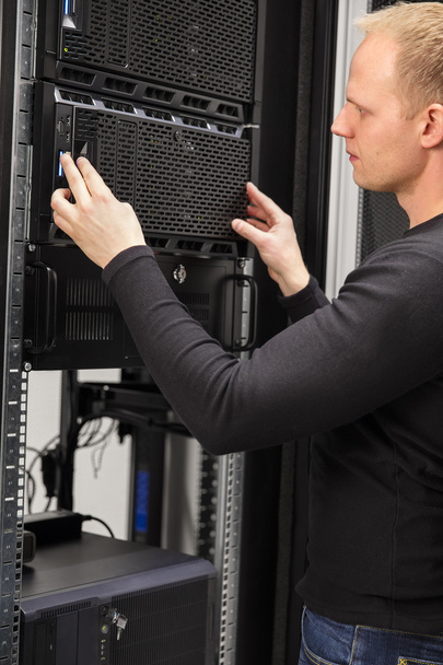 Het consultant werken met de installatie van een server in het datacenter - Foto, afbeelding