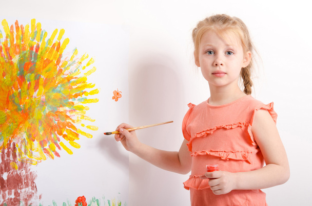 cute little girl draws a picture - Photo, image