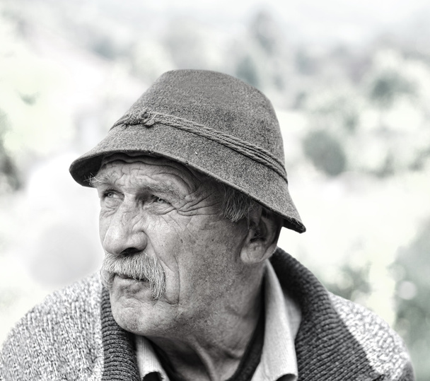 Senior man portrait outdoors - Φωτογραφία, εικόνα