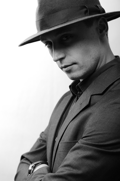 Young man with suit and hat - Foto, Bild