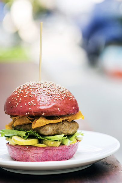 csirke burger, uborka, cékla kenyér zsemle - Fotó, kép