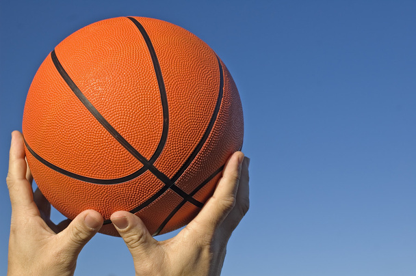 Koszykówka w ręce - Zdjęcie, obraz
