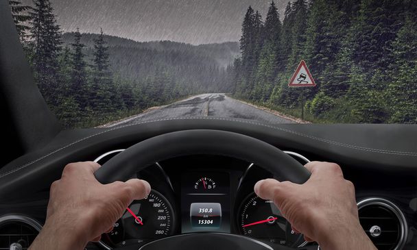Yağmurlu havada sürüş. Tekerlek üzerinde eller ise sürücü açıdan görüntüleyin. Yolun kaygan yol için bir işarettir. Yağmur sıçrayan cam - Fotoğraf, Görsel