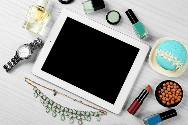 Digital tablet with woman's accessories  - Foto, Imagen