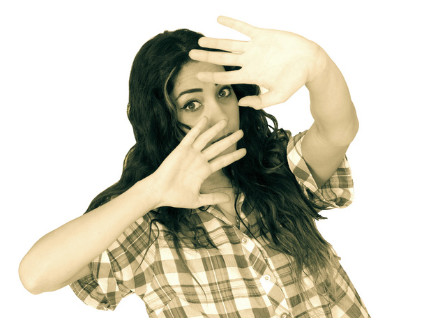Испуганная молодая женщина с поднятыми руками
 - Фото, изображение