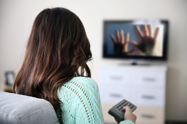 jovem bela mulher assistindo tv
   - Foto, Imagem