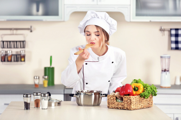 молодая женщина приготовление пищи на кухне - Фото, изображение